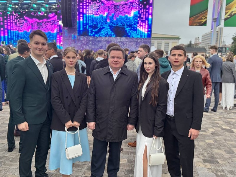 выпускники