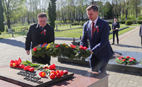 A ceremony of commemorative wreath-laying